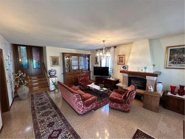 Case e ville in vendita di 250 m² in Via Postumia di Fratta