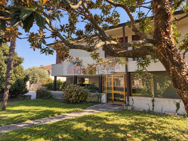 Case e ville in vendita di 250 m² in Via Postumia Est