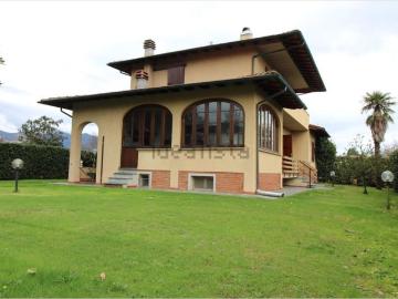 Case e ville in vendita di 250 m² in Via Padre Ignazio da Carrara