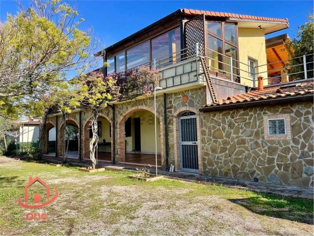 Case e ville in vendita di 250 m² in Via Petrengole