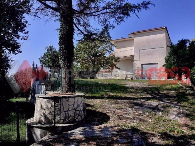 Case e ville in vendita di 250 m² in Via Piternis