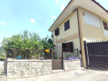 Case e ville in vendita di 250 m² in Via Provinciale Montagna Spaccata