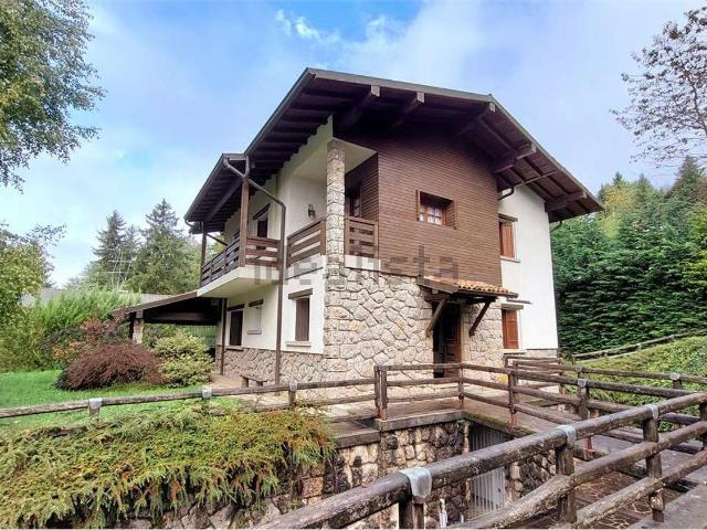 Case e ville in vendita di 250 m² in Via Rododendro