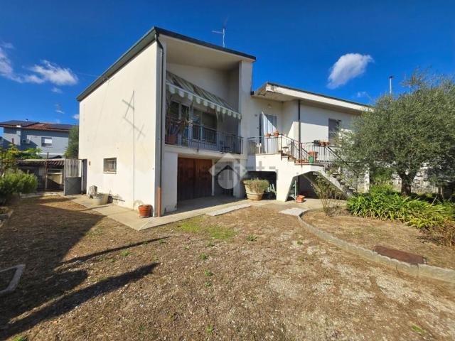 Case e ville in vendita di 250 m² in Via Raisa, 10