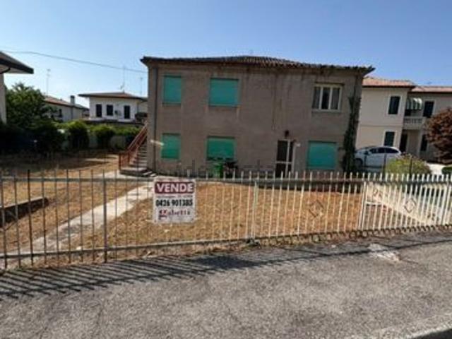 Case e ville in vendita di 250 m² in Via Retratto