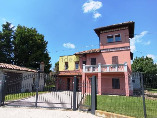 Case e ville in vendita di 250 m² in Via Travaglio, 106