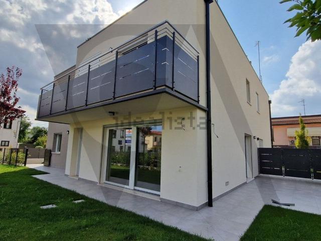 Case e ville in vendita di 250 m² in Via Umbria
