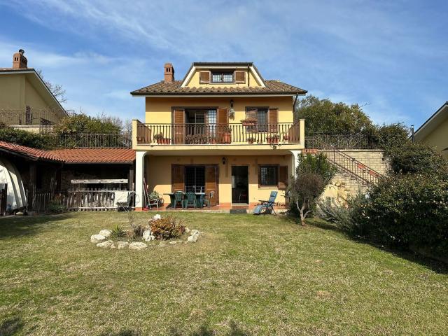 Case e ville in vendita di 250 m² in Via valle braccia