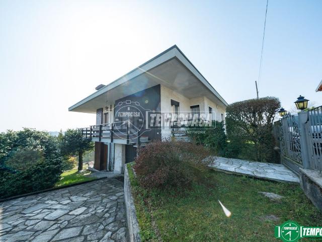 Case e ville in vendita di 250 m² in Via Verbano, 10