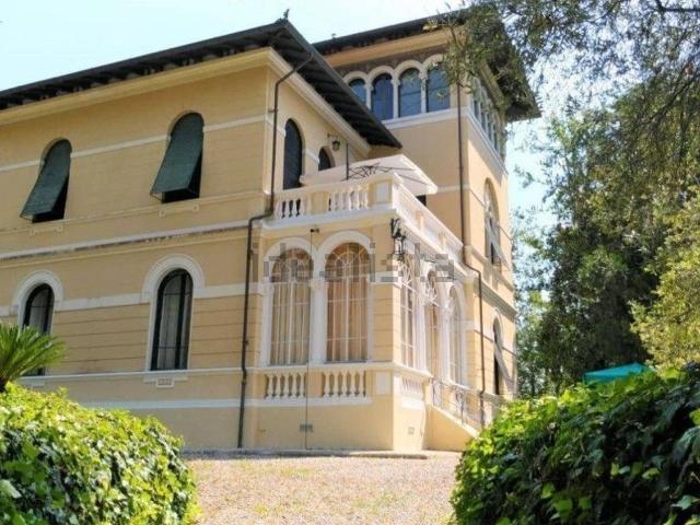 Case e ville in vendita di 250 m² in Via Villa Pardini