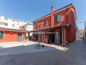 Case e ville in vendita di 250 m² in Viale Ugo Bassi