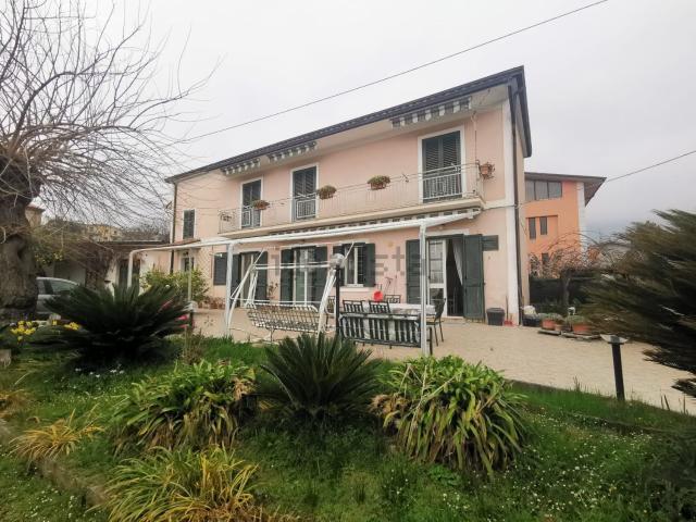 Case e ville in vendita di 250 m² in Viale Decorato, 156