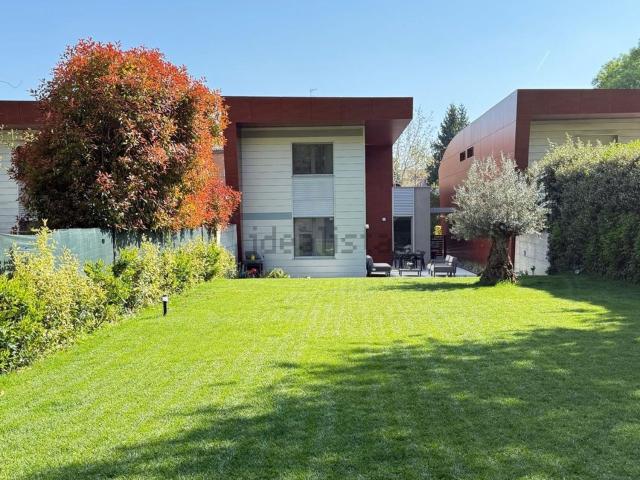 Case e ville in vendita di 250 m² in Viale degli Angeli, 21