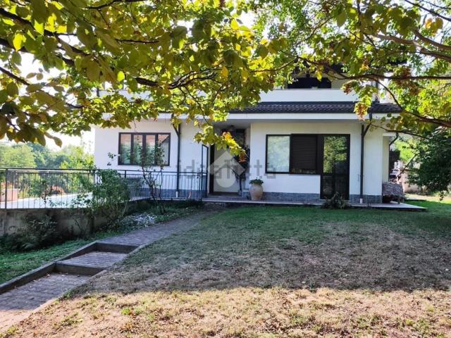 Case e ville in vendita di 250 m² in Viale dei Tigli, 28