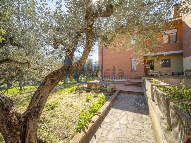Case e ville in vendita di 250 m² in Viale Del Crocefisso