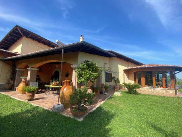 Case e ville in vendita di 250 m² in Viale San Vito Romano