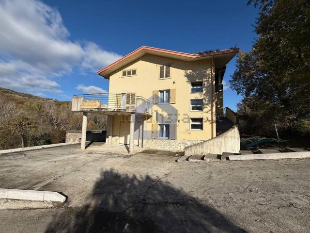 Case e ville in vendita di 250 m² in Contrada Castellana, 4