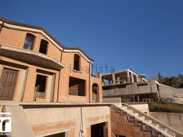 Case e ville in vendita di 250 m² in Contrada Colle delle Api, 131