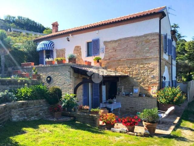 Case e ville in vendita di 250 m² in Contrada Monte Aquilino, 11