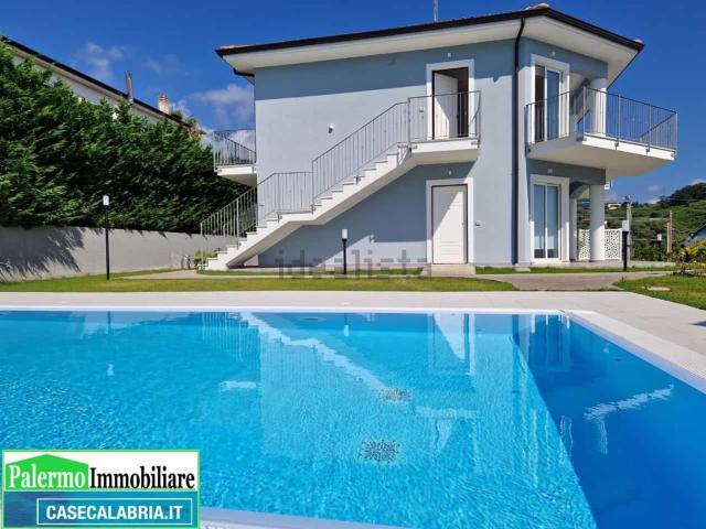 Case e ville in vendita di 250 m² in Contrada Piano delle Donne, 141