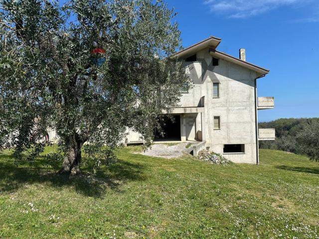 Case e ville in vendita di 250 m² in Contrada Ritiro