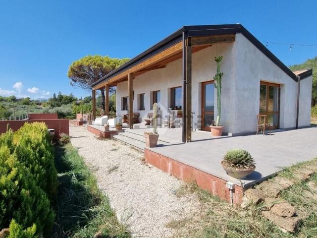 Case e ville in vendita di 250 m² in Contrada San Donato, 27