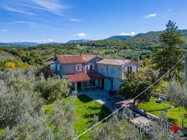 Case e ville in vendita di 250 m² in Località Madone