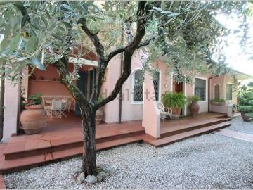 Case e ville in vendita di 250 m² in Piazza G. Garibaldi