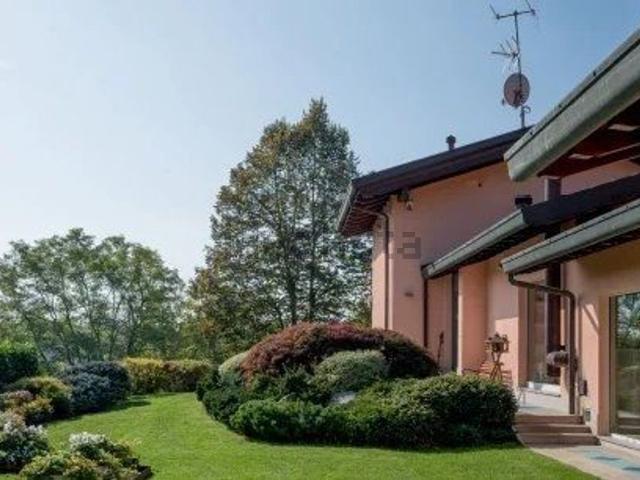 Case e ville in vendita di 460 m² in Via A. Moro, 35