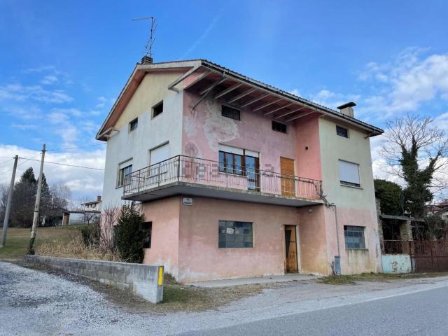 Case e ville in vendita di 251 m² in Via Chiamanis, 9