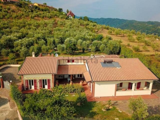Case e ville in vendita di 251 m² in Via DELLE LOMBARDINE