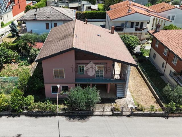Case e ville in vendita di 251 m² in Via XXV Aprile, 14