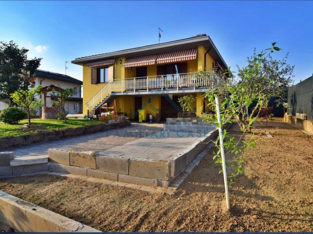 Case e ville in vendita di 252 m² in Via Castiglioni