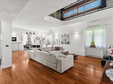 Case e ville in vendita di 252 m² in Via Crotto Urago, 38