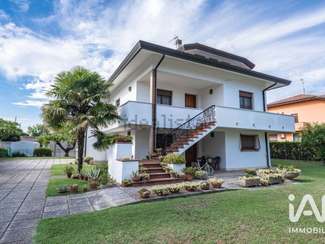 Case e ville in vendita di 252 m² in Via Aldo Moro