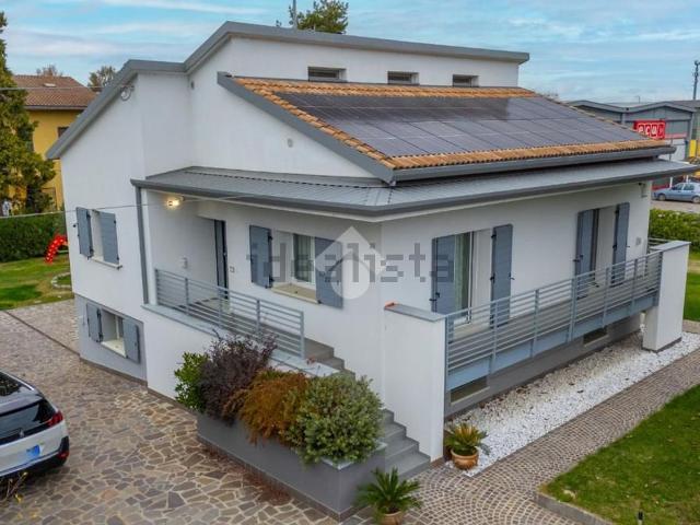 Case e ville in vendita di 252 m² in Via G. Marconi, 90