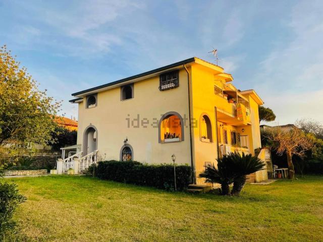 Case e ville in vendita di 252 m² in Via di Spregamore, 245