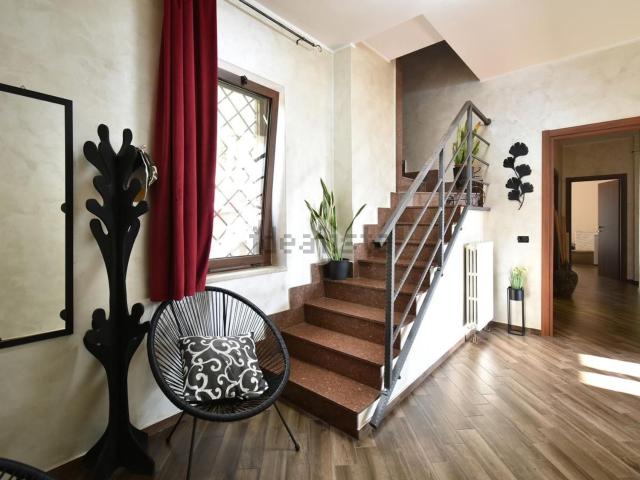 Case e ville in vendita di 252 m² in Via Sermonetana, 2