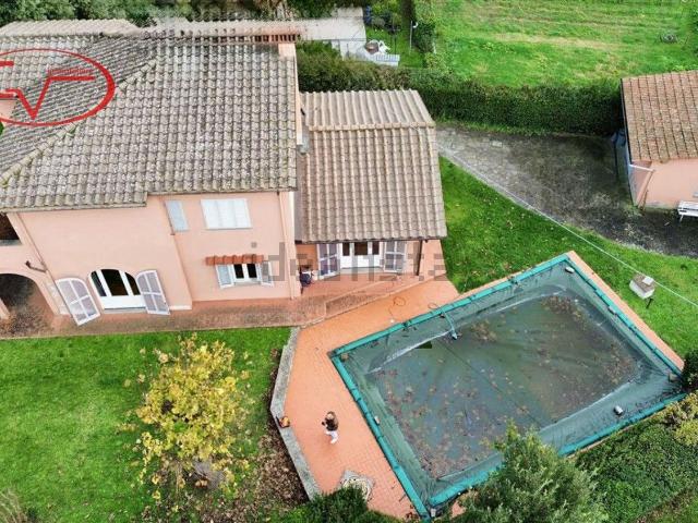 Case e ville in vendita di 252 m² in Viale Circonvallazione
