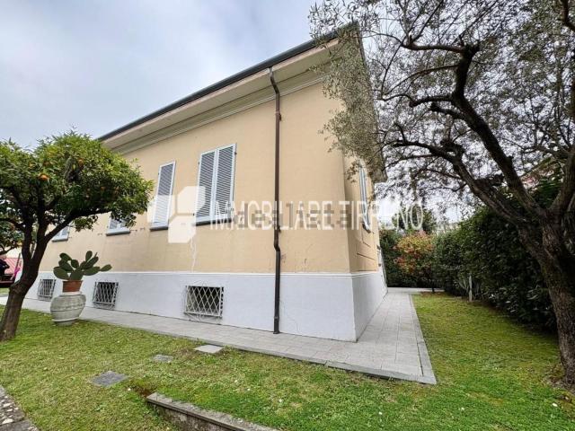 Case e ville in vendita di 252 m² in Viale Eugenio Chiesa