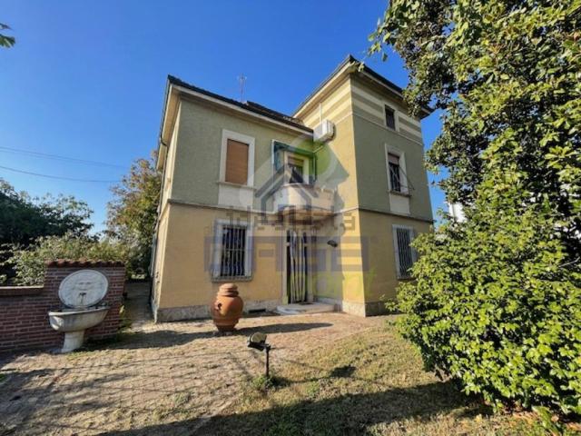 Case e ville in vendita di 252 m² in Strada Statale 10 Padana Inferiore