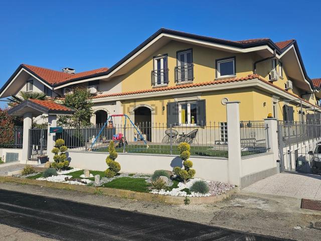 Case e ville in vendita di 252 m² in Strada Ravetto, 54