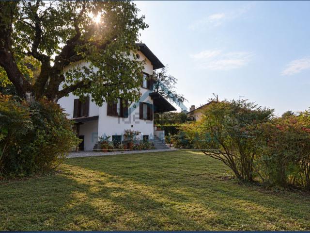 Case e ville in vendita di 253 m² in Via Cadore