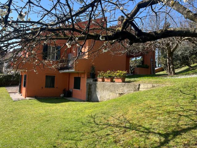 Case e ville in vendita di 253 m² in Via Circonvallazione