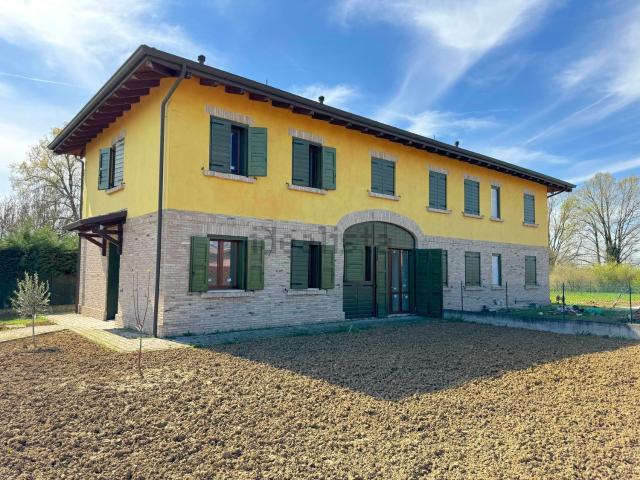 Case e ville in vendita di 253 m² in Via Fratelli Bandiera