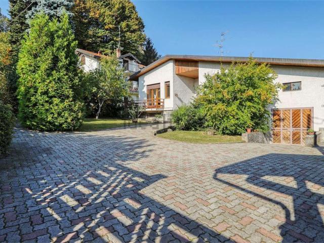 Case e ville in vendita di 253 m² in Via Monte Nevoso, 7