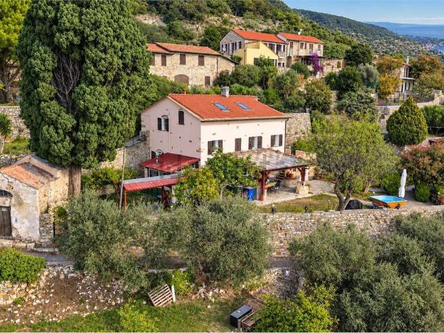 Case e ville in vendita di 253 m² in Via San Damiano