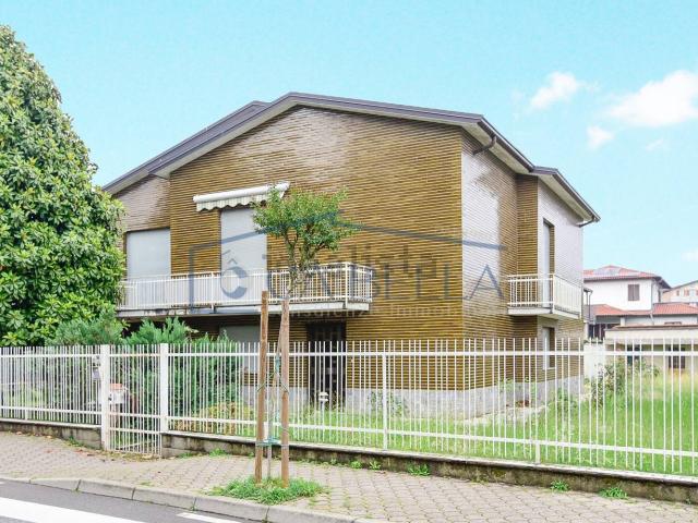 Case e ville in vendita di 253 m² in Via Pace, 41