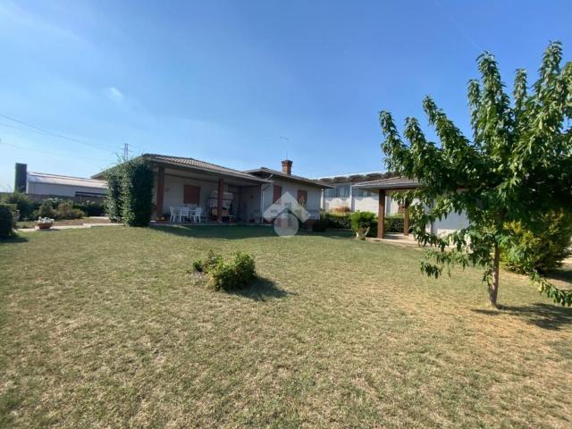 Case e ville in vendita di 253 m² in Via Quarta Armata, 3
