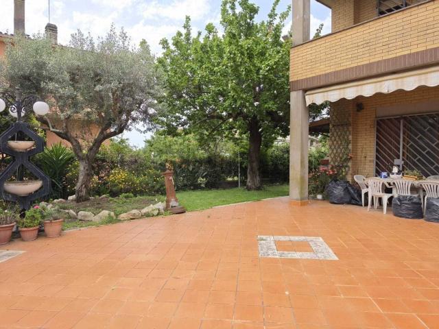 Case e ville in vendita di 253 m² in Via Umberto Badini